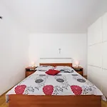 Three-bedroom In Apartamento Maslenica