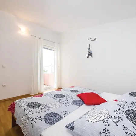 Three-bedroom In شقة
